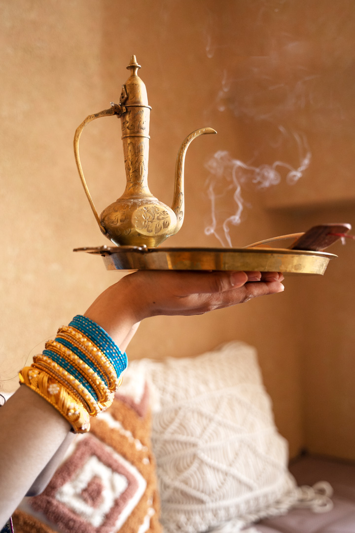 indian-woman-holding-tray-with-teapot